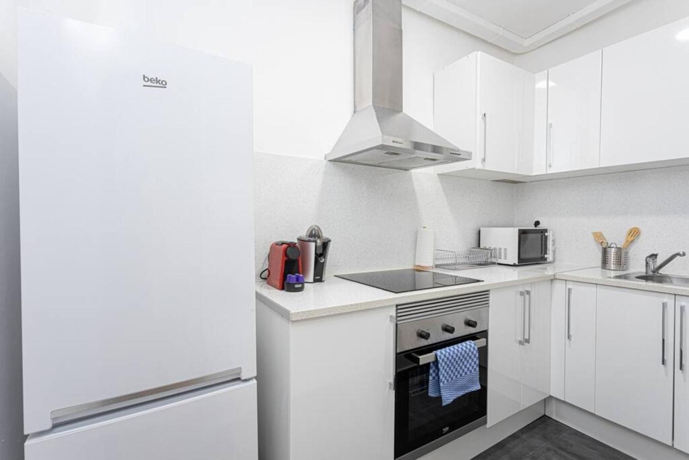 Apartamento Bright 3Bdr Near To The Metro L'Hospitalet de Llobregat Exterior foto